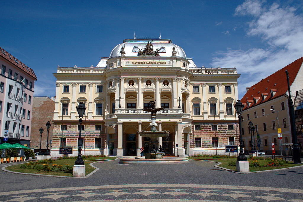 Slovak_National_Theatre_in_Bratislava_-_Old_building