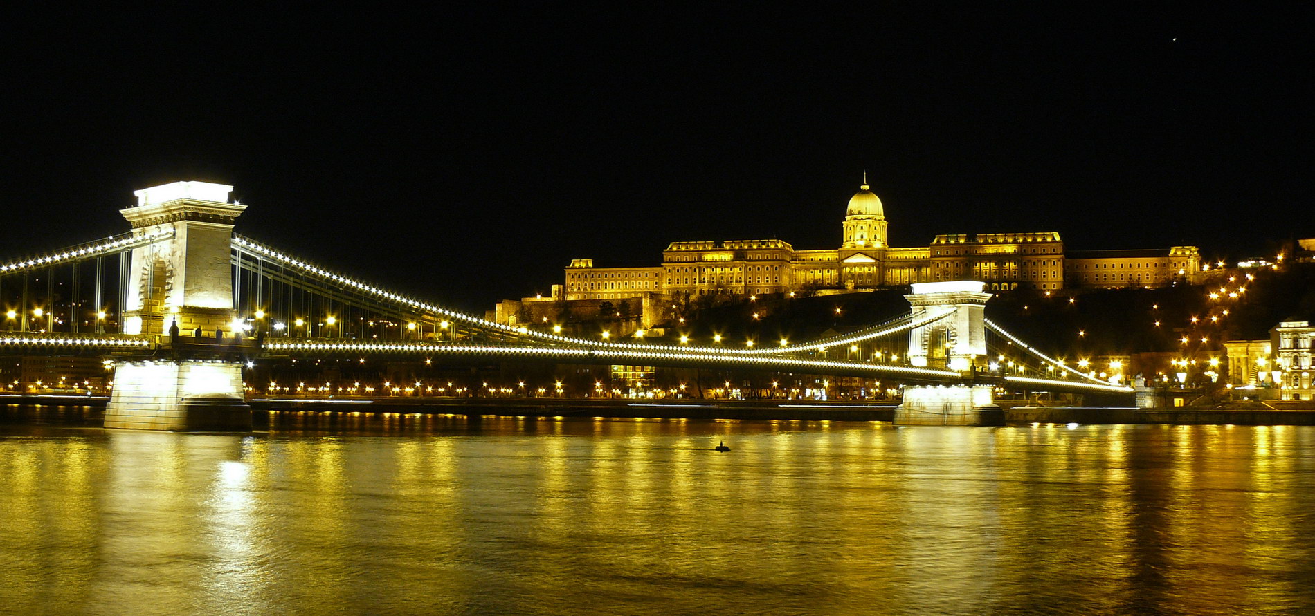 Budapest_Buda_Castle_by_night