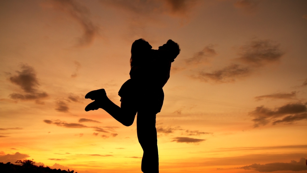 Sunset-Hug-Silhouette